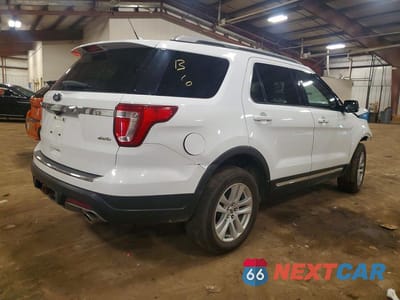Trzecie zdjęcie samochodu z tyłu: 2018 FORD EXPLORER XLT VIN:1FM5K8D85JGC35545 - miniatura