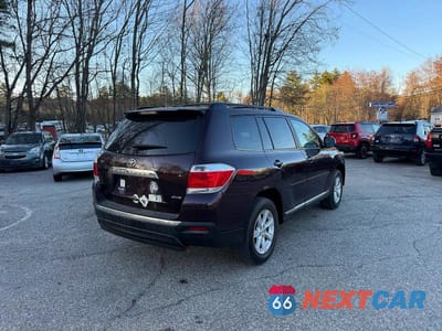 Czwarte zdjęcie samochodu z boku: 2011 TOYOTA HIGHLANDER SE VIN:5TDBK3EHXBS045451 - miniatura