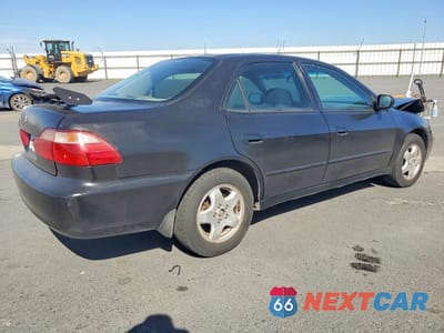 Trzecie zdjęcie samochodu z tyłu: 2000 HONDA ACCORD EX VIN:1HGCG1653YA071816 - miniatura