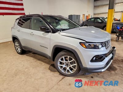 Czwarte zdjęcie samochodu z boku: 2025 JEEP COMPASS LIMITED VIN:3C4NJDCN3ST513301 - miniatura