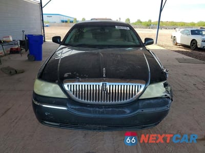 Piąte zdjęcie samochodu w środku: 2003 LINCOLN TOWN CAR SIGNATURE VIN:1LNHM82W43Y655481 - miniatura