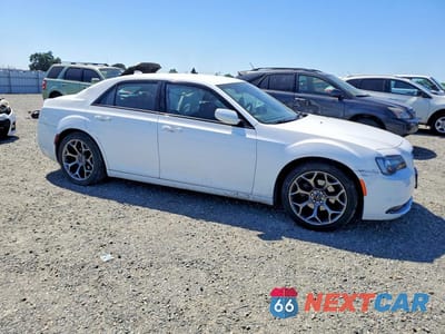 Czwarte zdjęcie samochodu z boku: 2016 CHRYSLER 300 S VIN:2C3CCABG6GH269120 - miniatura