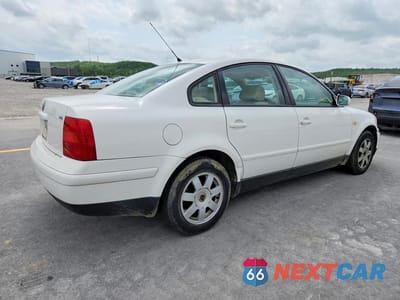 Trzecie zdjęcie samochodu z tyłu: 1999 VOLKSWAGEN PASSAT GLX VIN:WVWPD63B0XE491640 - miniatura