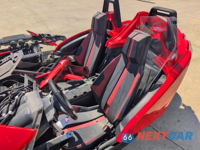 Piąte zdjęcie samochodu w środku: 2015 POLARIS SLINGSHOT SL VIN:57XAAPFA7F5100531 - miniatura