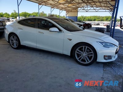 Czwarte zdjęcie samochodu z boku: 2015 TESLA MODEL S VIN:5YJSA1E23FF116633 - miniatura