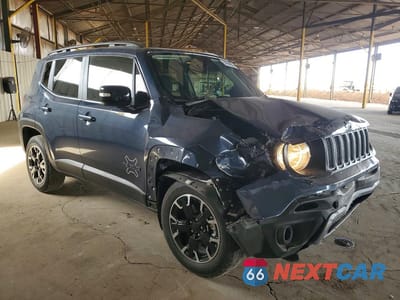 Czwarte zdjęcie samochodu z boku: 2023 JEEP RENEGADE LATITUDE VIN:ZACNJDB1XPPP36154 - miniatura