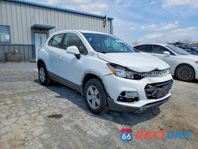 Czwarte zdjęcie samochodu z boku: 2019 CHEVROLET TRAX LS VIN:3GNCJNSB3KL211602 - miniatura