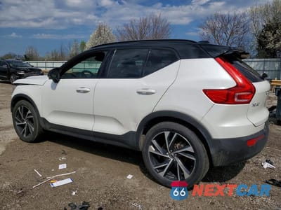 Drugie zdjęcie samochodu z przodu: 2022 VOLVO XC40 T5 R-DESIGN VIN:YV4162UM3N2757141 - miniatura
