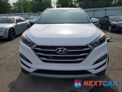 Piąte zdjęcie samochodu w środku: 2017 HYUNDAI TUCSON SPORT VIN:KM8J3CA27HU592588 - miniatura
