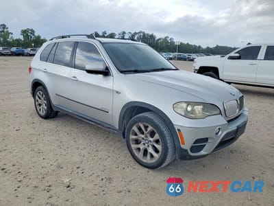 Czwarte zdjęcie samochodu z boku: 2013 BMW X5 XDRIVE35I VIN:5UXZV4C53D0E09169 - miniatura