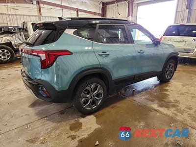 Trzecie zdjęcie samochodu z tyłu: 2024 KIA SELTOS S VIN:KNDEUCAA7R7600747 - miniatura