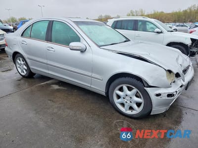Czwarte zdjęcie samochodu z boku: 2004 MERCEDES-BENZ C 240 4MATIC VIN:WDBRF81J14F553835 - miniatura