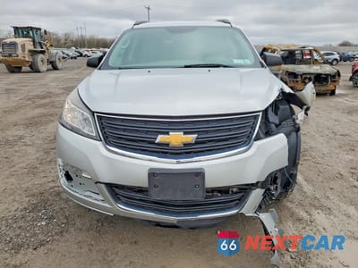 Piąte zdjęcie samochodu w środku: 2017 CHEVROLET TRAVERSE LS VIN:1GNKVFED3HJ323741 - miniatura