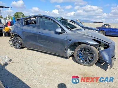 Czwarte zdjęcie samochodu z boku: 2023 TESLA MODEL Y VIN:7SAYGDEE3PF696667 - miniatura