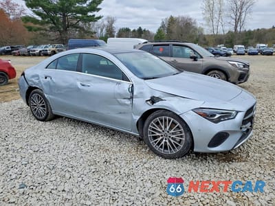 Czwarte zdjęcie samochodu z boku: 2025 MERCEDES-BENZ CLA 250 VIN:W1K5J4GB0SN557925 - miniatura