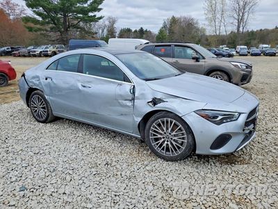 Czwarte zdjęcie samochodu z boku: 2025 MERCEDES-BENZ CLA 250 VIN:W1K5J4GB0SN557925 - miniatura