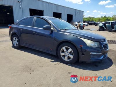 Czwarte zdjęcie samochodu z boku: 2015 CHEVROLET CRUZE LT VIN:1G1PC5SB7F7245128 - miniatura