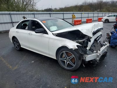 Czwarte zdjęcie samochodu z boku: 2018 MERCEDES-BENZ E 300 4MATIC VIN:WDDZF4KB0JA429720 - miniatura