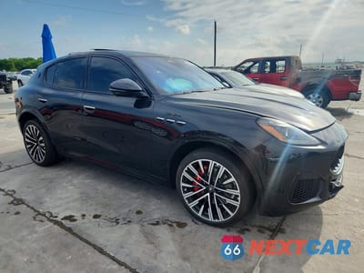 Czwarte zdjęcie samochodu z boku: 2023 MASERATI GRECALE MODENA VIN:ZN682AVM7P7408963 - miniatura