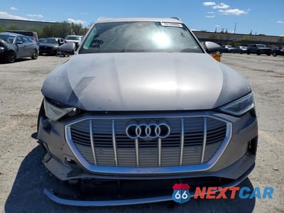 Piąte zdjęcie samochodu w środku: 2019 AUDI E-TRON PRESTIGE VIN:WA1VAAGE7KB024954 - miniatura