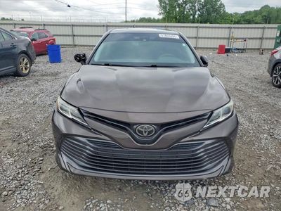 Piąte zdjęcie samochodu w środku: 2018 TOYOTA CAMRY LE VIN:4T1B11HKXJU650798 - miniatura