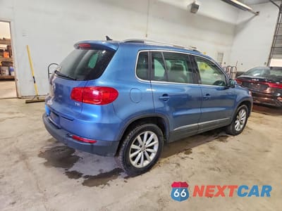 Trzecie zdjęcie samochodu z tyłu: 2017 VOLKSWAGEN TIGUAN WOLFSBURG VIN:WVGRV7AX8HK025608 - miniatura