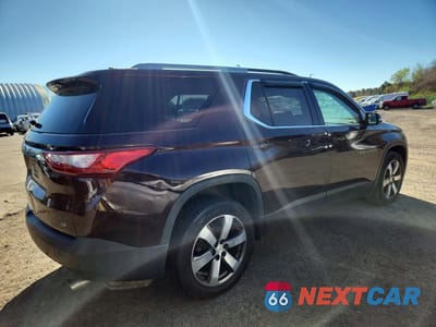 Trzecie zdjęcie samochodu z tyłu: 2018 CHEVROLET TRAVERSE LT VIN:1GNEVHKW1JJ170507 - miniatura