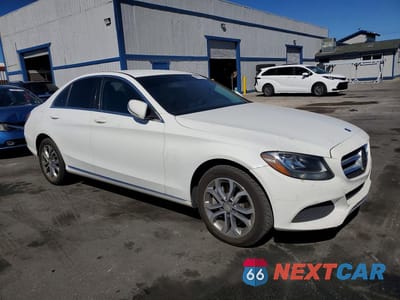 Czwarte zdjęcie samochodu z boku: 2015 MERCEDES-BENZ C 300 VIN:55SWF4JB9FU051232 - miniatura