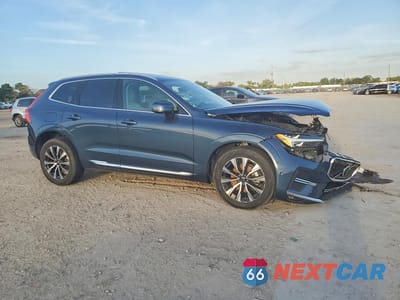 Czwarte zdjęcie samochodu z boku: 2023 VOLVO XC60 PLUS VIN:YV4L12RE0P1391480 - miniatura
