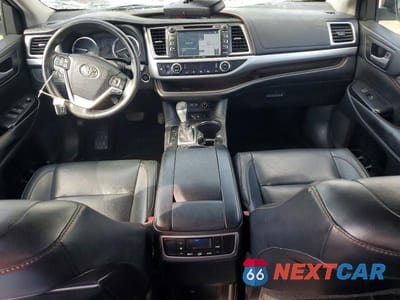 Zdjęcie 8 z 13 samochodu: 2018 TOYOTA HIGHLANDER XLE VIN:5TDJZRFH0JS525747 - miniatura