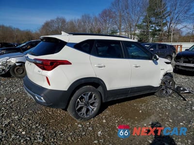 Trzecie zdjęcie samochodu z tyłu: 2021 KIA SELTOS EX VIN:KNDERCAA4M7142255 - miniatura