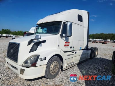 Drugie zdjęcie samochodu z przodu: 2014 VOLVO VNL SEMI TRUCK VIN:4V4NC9EH7EN172296 - miniatura
