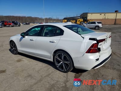 Drugie zdjęcie samochodu z przodu: 2023 VOLVO S60 PLUS VIN:7JRH60FW1PG255031 - miniatura