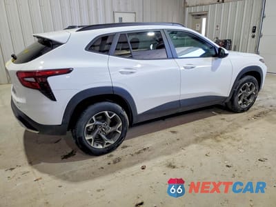 Trzecie zdjęcie samochodu z tyłu: 2025 CHEVROLET TRAX 1LT VIN:KL77LHEP9SC248756 - miniatura