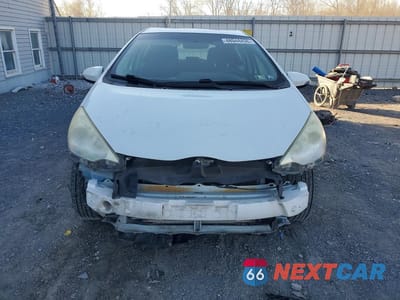 Piąte zdjęcie samochodu w środku: 2012 TOYOTA PRIUS C THREE VIN:JTDKDTB33C1511075 - miniatura