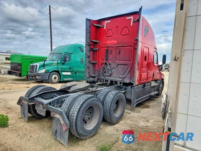 Czwarte zdjęcie samochodu z boku: 2020 FREIGHTLINER CASCADIA 126 SEMI TRUCK VIN:3AKJHHDR9LSLJ7280 - miniatura