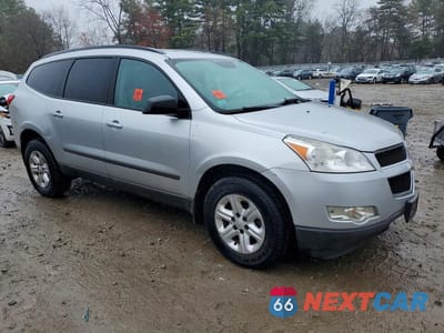 Czwarte zdjęcie samochodu z boku: 2012 CHEVROLET TRAVERSE LS VIN:1GNKRFED1CJ210061 - miniatura