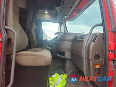 Piąte zdjęcie samochodu w środku: 2016 VOLVO VNL SEMI TRUCK VIN:4V4NC9EG5GN964165 - miniatura