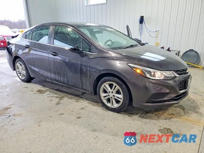 Czwarte zdjęcie samochodu z boku: 2017 CHEVROLET CRUZE LT VIN:1G1BE5SM8H7241078 - miniatura