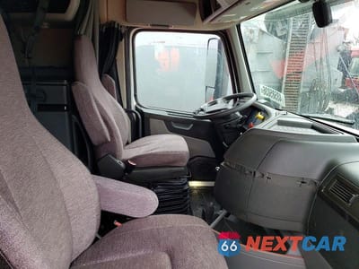 Piąte zdjęcie samochodu w środku: 2020 VOLVO VN VNL - SEMI TRUCK VIN:4V4NC9EH1LN197238 - miniatura