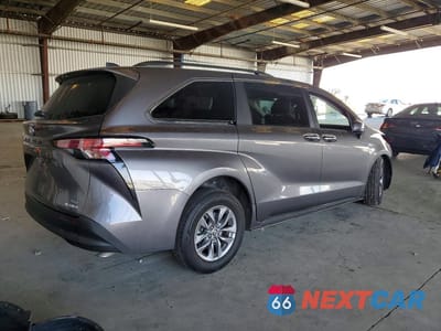 Trzecie zdjęcie samochodu z tyłu: 2021 TOYOTA SIENNA XLE VIN:5TDJRKEC1MS005543 - miniatura