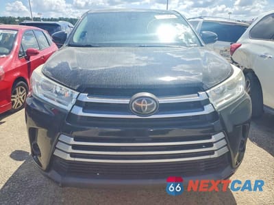 Piąte zdjęcie samochodu w środku: 2018 TOYOTA HIGHLANDER LE VIN:5TDZARFHXJS037206 - miniatura