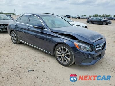 Czwarte zdjęcie samochodu z boku: 2015 MERCEDES-BENZ C 300 VIN:55SWF4JB0FU081560 - miniatura