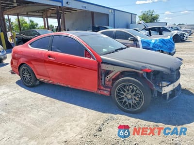 Czwarte zdjęcie samochodu z boku: 2014 MERCEDES-BENZ C 350 4MATIC VIN:WDDGJ8JB4EG184034 - miniatura