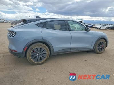 Trzecie zdjęcie samochodu z tyłu: 2025 FORD MUSTANG MACH-E PREMIUM VIN:3FMTK3R45SMA15166 - miniatura