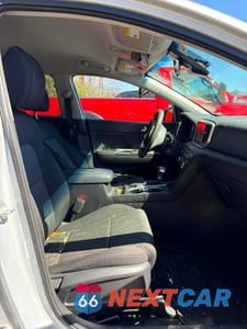 Piąte zdjęcie samochodu w środku: 2020 KIA SPORTAGE LX VIN:KNDPMCAC4L7732074 - miniatura