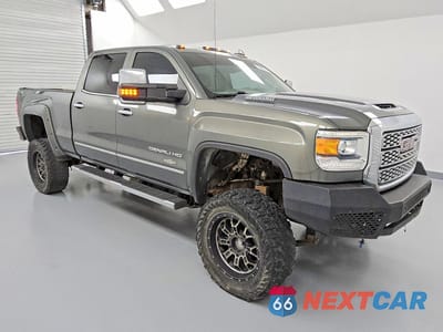 Czwarte zdjęcie samochodu z boku: 2018 GMC SIERRA K2500 DENALI VIN:1GT12UEY1JF211291 - miniatura