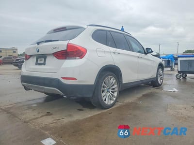 Trzecie zdjęcie samochodu z tyłu: 2015 BMW X1 SDRIVE28I VIN:WBAVM1C54FV498316 - miniatura