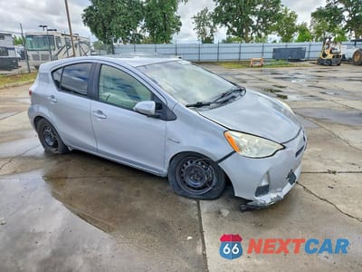 Czwarte zdjęcie samochodu z boku: 2013 TOYOTA PRIUS C ONE VIN:JTDKDTB36D1047118 - miniatura