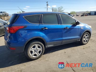Trzecie zdjęcie samochodu z tyłu: 2019 FORD ESCAPE S VIN:1FMCU0F70KUB00676 - miniatura